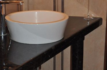 Стол в ванной из природного камня в интерьере